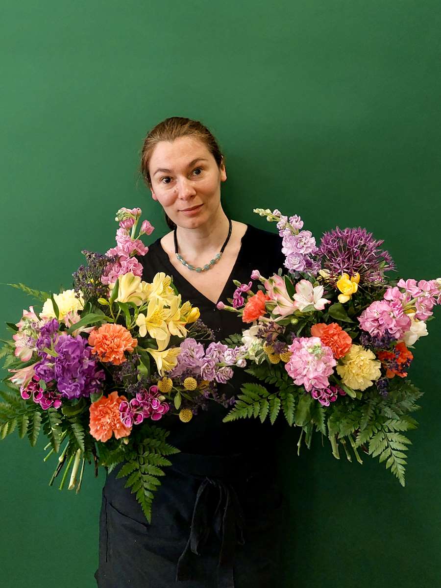 ACCEUIL fleuriste et 2 bouquets de fleurs colorés